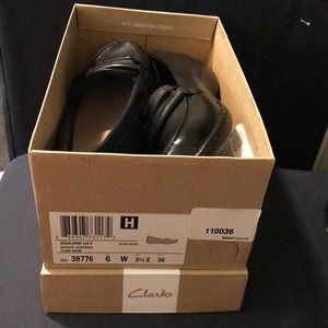Clarks Black 6W Loafer